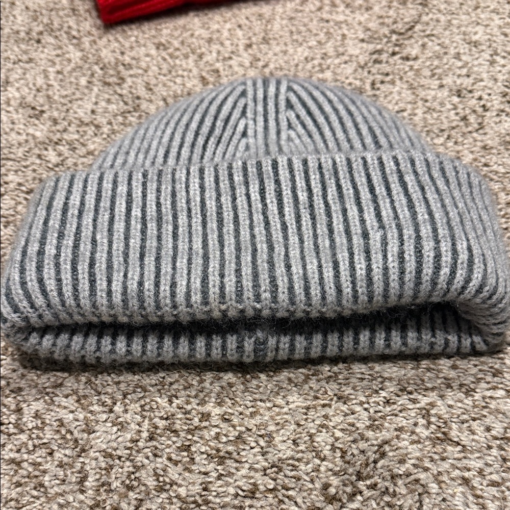 Grey beanie - Picture 2 of 5